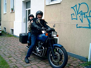 Achmed mit seinem Sohn Jannis Aziz auf dem Kawasaki-Motorrad