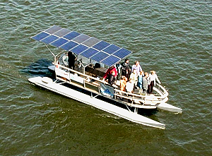 Solarboot RA mit Minister Trittin, Organisator Achmed und weiteren Gästen